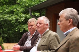 Jürgen Schmal als Vertreter der Jagdbehörde, Kreisjägermeister Horst Meister und Vorsitzender Bernd Karsten überreichten die Jägerbriefe.